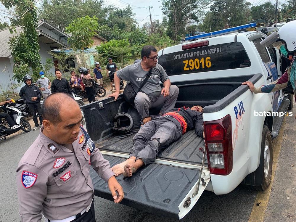 Korban saat dievakuasi ke Rumah Sakit usai ditabrak mobil Fortuner di Jalan WR Supratman kilometer 15 Tanjungpinang, Kamis (12/2). F. Warga untuk Batam Pos