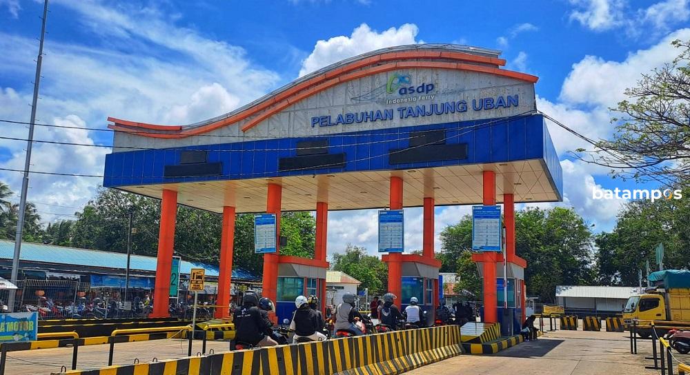 Para pengguna jasa saat mengantre di loket tiket Pelabuhan ASDP Tanjunguban, Bintan pada Minggu (15/2/2026). F. Slamet Nofasusanto/Batam Pos