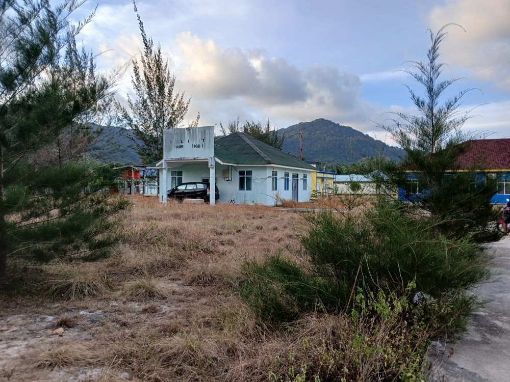 Bangunan IGD RSUD Jemaja, Anambas, yang telah dibangun pada 2020 tidak difungsikan hingga kumuh serta halamannya yang kotor. F. Ihsan Imaduddin/Batam Pos