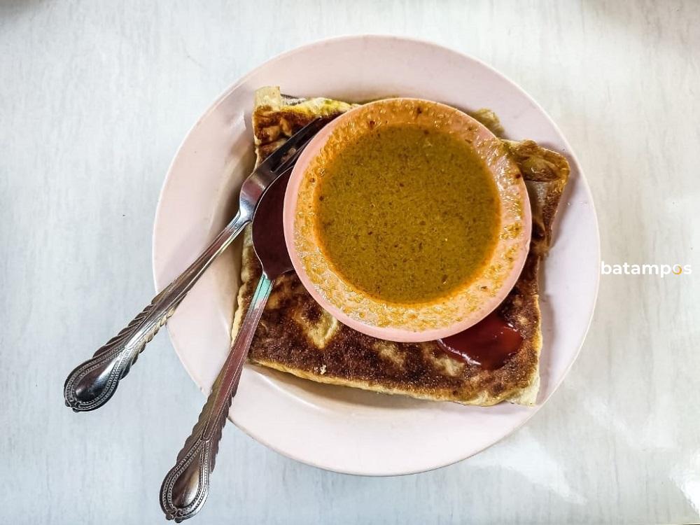 Perpaduan Roti Prata isi Telur dan kuah kari menjadi santapan nikmat di pagi hari bagi asyarakat Dabo Singkep, Kabupaten Lingga. F. Mohammad untuk Batam Pos