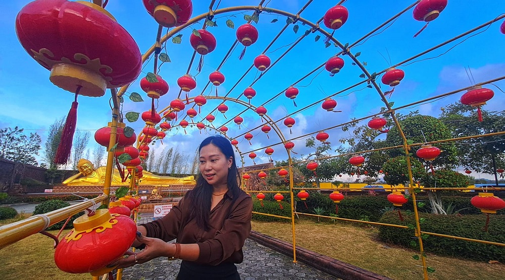 Lampu-lampu lampion menghiasi taman di Vihara Dharma Shanti Tanjunguban, menciptakan suasana meriah dan penuh harapan menjelang Imlek 2026. F. Slamet Nofasusanto/Batam Pos