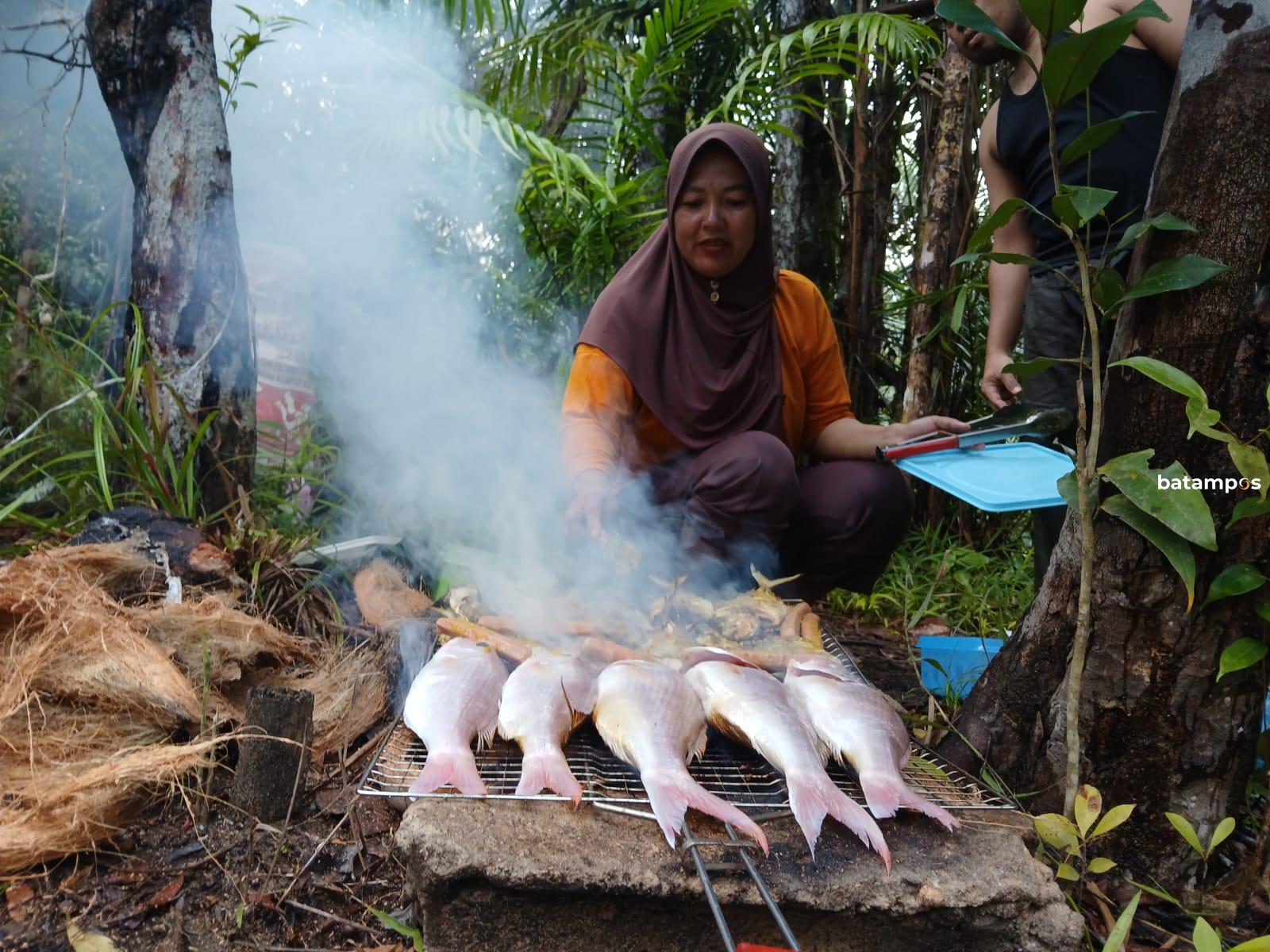 Masyarakat setempat saat menjalani tradisi menyambut Ramadan di Air Terjun Temburun yakni membakar. F. Ihsan Imaduddin/Batam Pos
