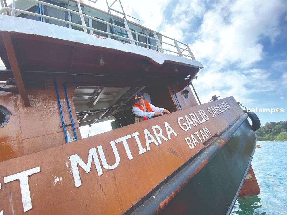 Kapal LCT Mutiara Garlib Samudera saat karam di perairan Dangas, Sekupang, awal Februari lalu. Kuasa hukum perusahaan tak menampik terjadi pencemaran limbah akibat kasus tersebut. F. Istimewa