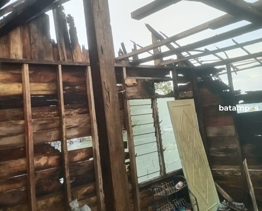 Puing-puing rumah Siah, warga Desa Benan yang terbakar pada Minggu dini hari. F. Yadi untuk Batam Pos.