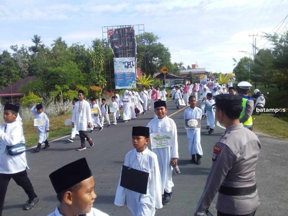 Pawai Tarhib sambut Ramadan di Dabo Singkep, Senin (16/1). F. Vatawari/Batam Pos.
