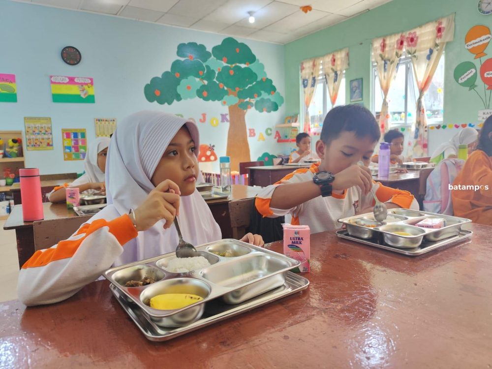 Murid SD Negeri 007 Bukit Bestari menyantap makanan bergizi gratis yang disalurkan SPPG Basuki Rahmat di Tanjungpinang.
