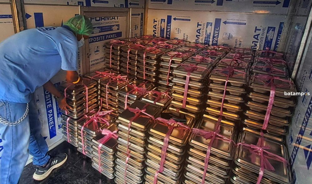 Ompreng berisi Makan Bergizi Gratis (MBG) disusun di dalam mobil sebelum didistribusikan kepada penerima manfaat di Kecamatan Bintan Timur, Kabupaten Bintan. F. Slamet Nofasusanto/Batam Pos