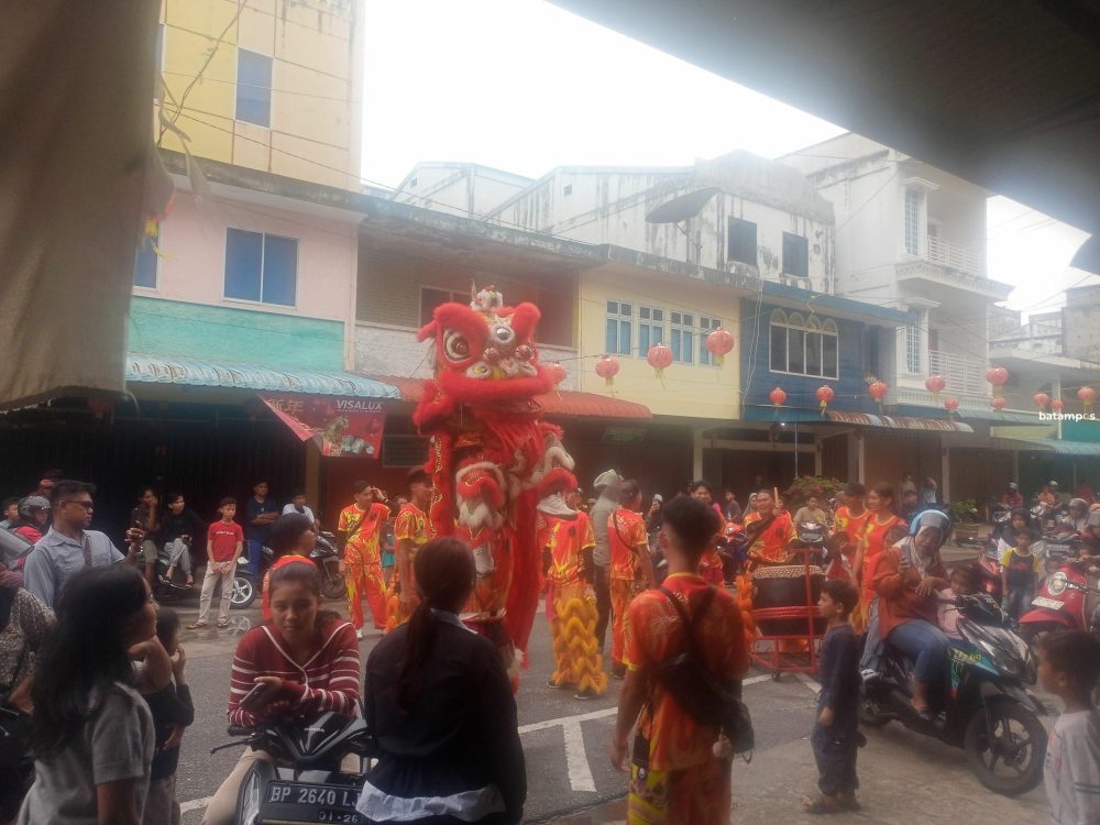 Warga Kabupaten Lingga memadati lokasi untuk menyaksikan atraksi barongsai dalam perayaan Imlek 2577 di Dabo Singkep, Selasa (17/2). F. Vatawari/Batam Pos.