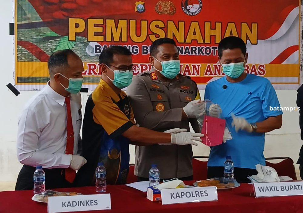 Polisi bersama Wakil Bupati Anambas, Raja Bayu, menunjukkan barang bukti sabu yang berhasil diamankan. Polisi menyebut sabu masih menjadi narkoba paling banyak beredar di Anambas.