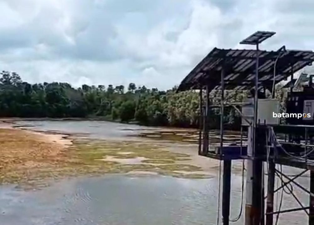 Kondisi Waduk Kolong Enam di Kijang, Kecamatan Bintan Timur, terlihat menyusut akibat cuaca panas. PDAM memastikan pelayanan air bersih kepada pelanggan tetap berjalan normal.