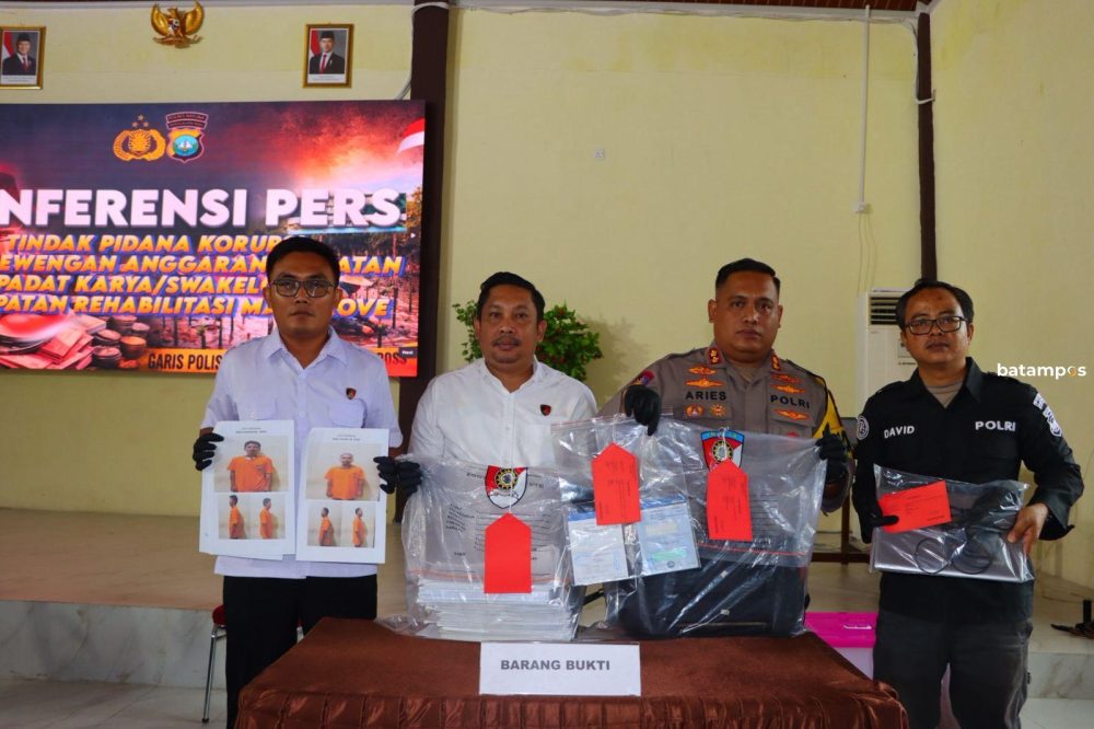 Kapolres Natuna, AKBP Novyan Aries Effendie saat konferensi pers penetapan dua tersangka kasus dugaan korupsi rehabilitasi mangrove 60 hektare di Desa Pian Tengah, Selasa (17/2).