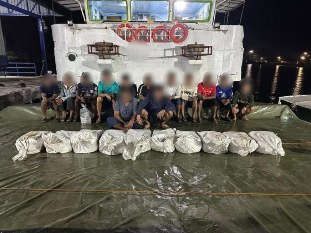 Aparat Maritim Malaysia mengamankan kapal kargo yang diduga membawa 1,5 ton sabu di perairan Kuantan, Malaysia. F. Istimewa
