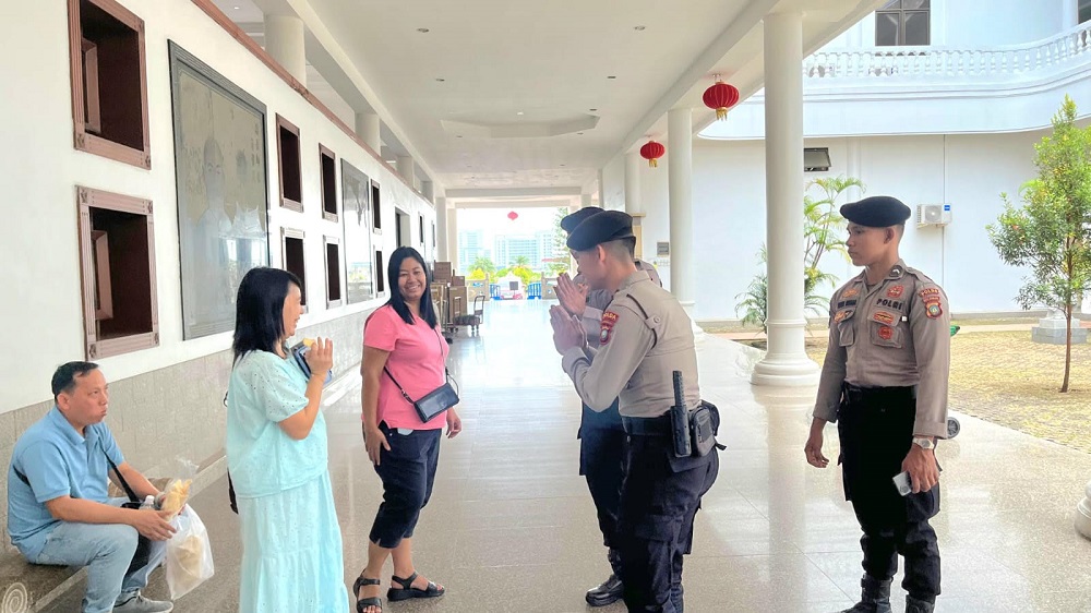Personel Polda Kepri saat melakukan pengamanan pada perayaan Tahun Baru Imlek 2577 Kongzili di Batam. F. Istimewa