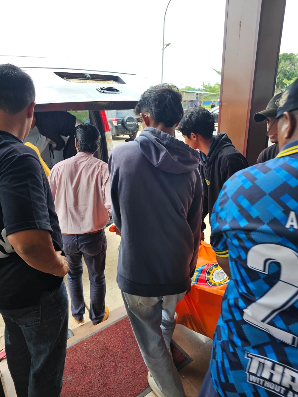 Petugas mengevakuasi jenazah pria 64 tahun yang ditemukan meninggal dunia di salah satu kamar hotel di Tanjung Riau, Sekupang. F. Istimewa