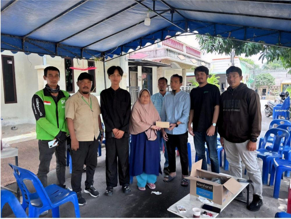 Manajemen Gojek Batam mengunjungi keluarga Alm Asep Kurniawan, Mitra Gojek yang meninggal dunia di Batam Senin (16/02). F. Gojek untuk Batam Pos.