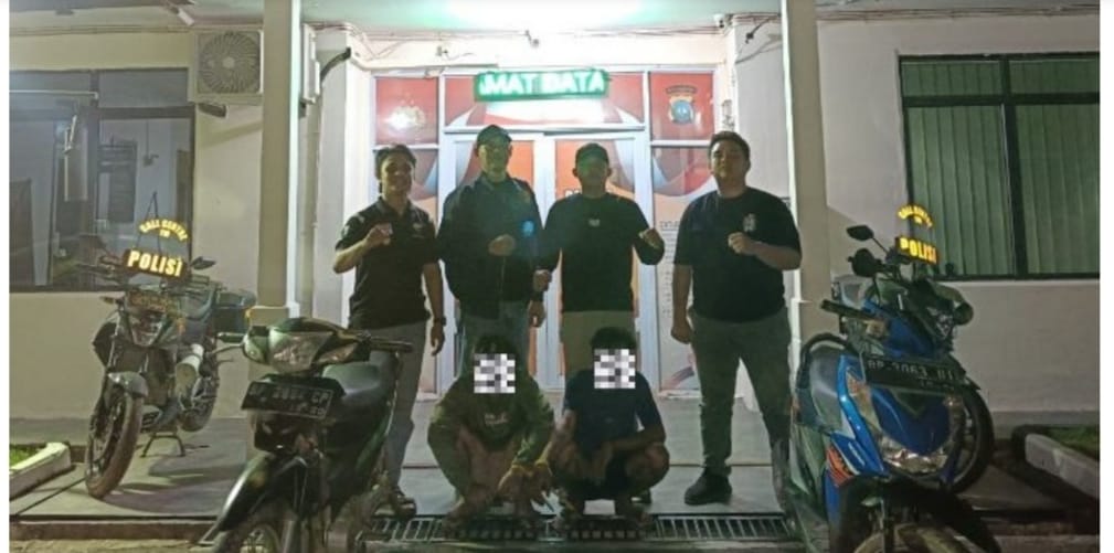 Dua pelaku curas (duduk) diamankan Polsek Nongsa.
