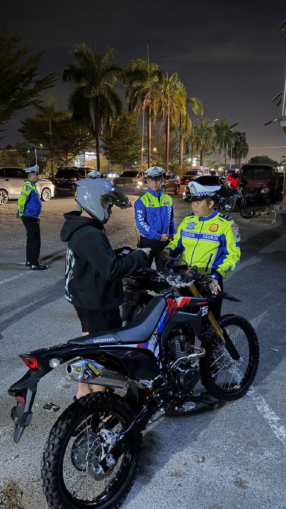 Petugas Satlantas Polresta Barelang menindak 34 sepeda motor yang menggunakan knalpot brong dalam razia cipta kondisi (cipkon), Sabtu (15/2) malam lalu. F. Istimewa