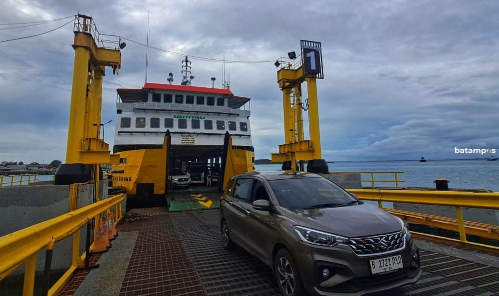 Kendaraan tiba di Pelabuhan ASDP Tanjunguban, Bintan, Rabu (18/2), usai lonjakan arus penumpang selama libur panjang Imlek.