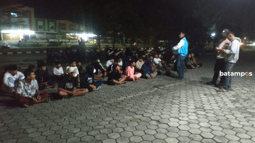 Ilustrasi. Petugas mengamankan belasan remaja usai terlibat perang sarung di kawasan Jalan Bandara, Tanjungpinang. Pengawasan aktivitas pelajar ditingkatkan selama Ramadan 2026. F. Batam Pos
