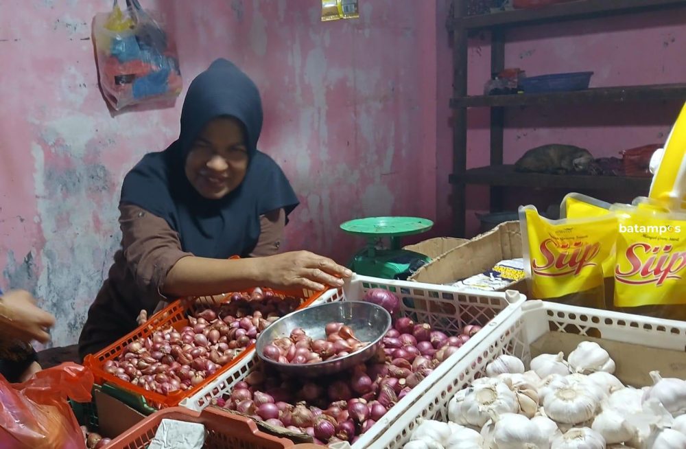 Pedagang menunggu pembeli di Pasar Tarempa, Anambas, Rabu (18/2). Sejumlah bahan pokok seperti bawang dan cabai turun harga jelang Ramadan, sementara harga ikan mengalami kenaikan.
