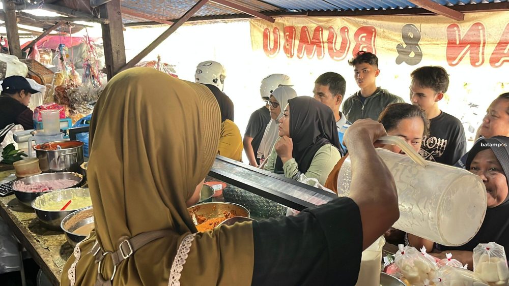 Warga mengantre membeli santan dan bumbu masakan di Jalan Kuantan, Tanjungpinang, Rabu (18/2), jelang Ramadan 1447 H. F. Mohamad Ismail/Batam Pos