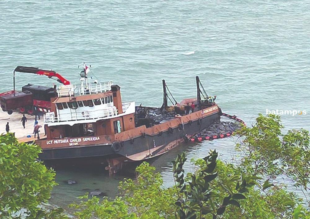 Kapal LCT Mutiara Garlib Samudera saat karam di perairan Dangas, Batam. F. Istimewa