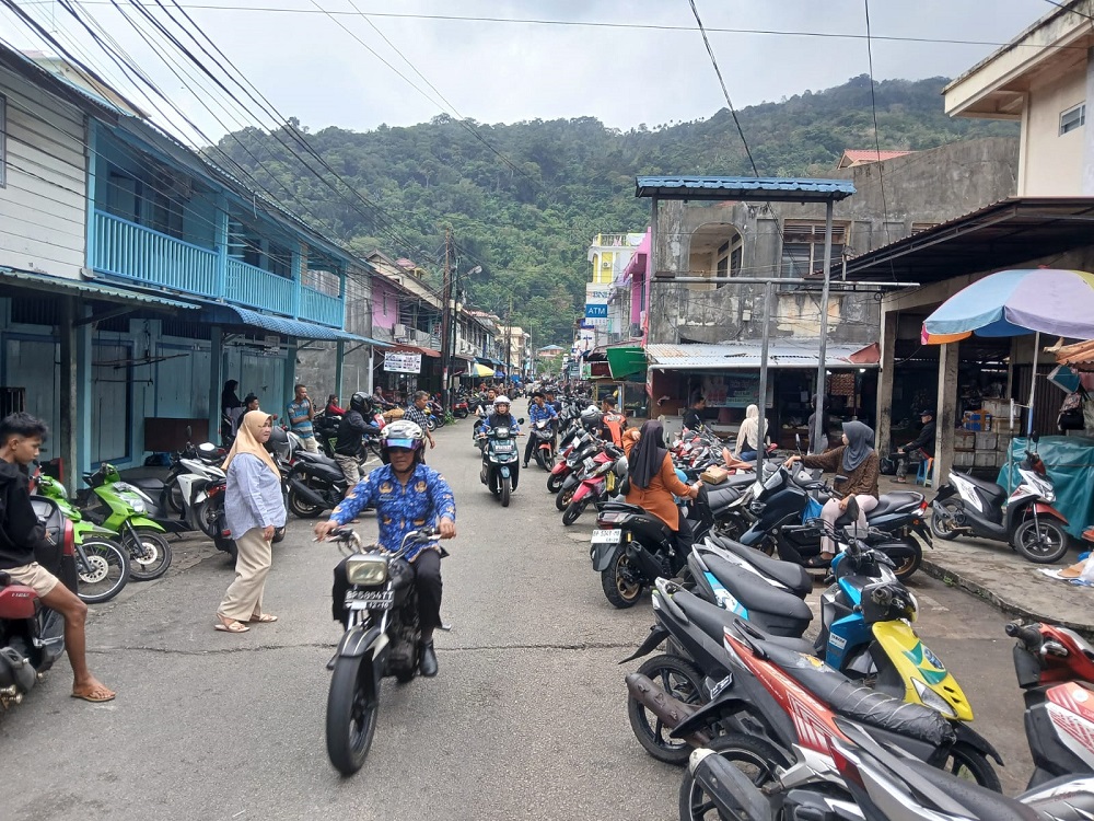 Suasana arus lalu lintas di Pasar Tarempa terpantau padat dipenuhi masyarakat yang hendak belanja kebutuhan dapur jelang sahur perdana. F. Ihsan Imaduddin/Batam Pos