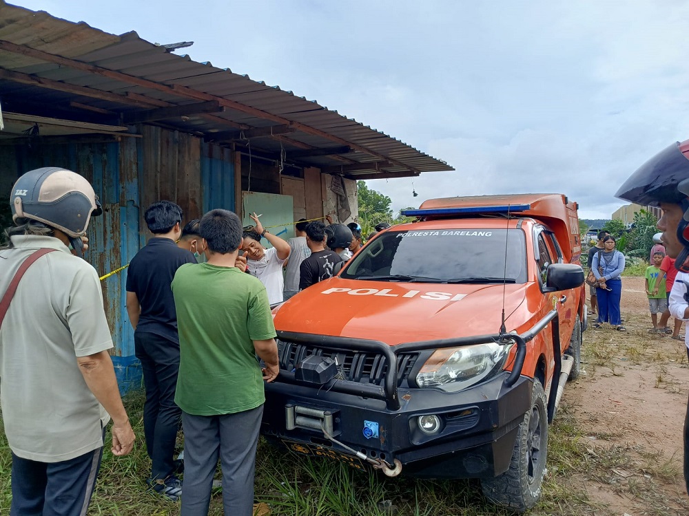 Petugas kepolisian mengevakuasi jasad seorang pemuda yang ditemukan meninggal dunia di gudang kosong kawasan Simpang Tobing, Batuaji, Rabu (18/2). F. Eusebius Sara/Batam Pos