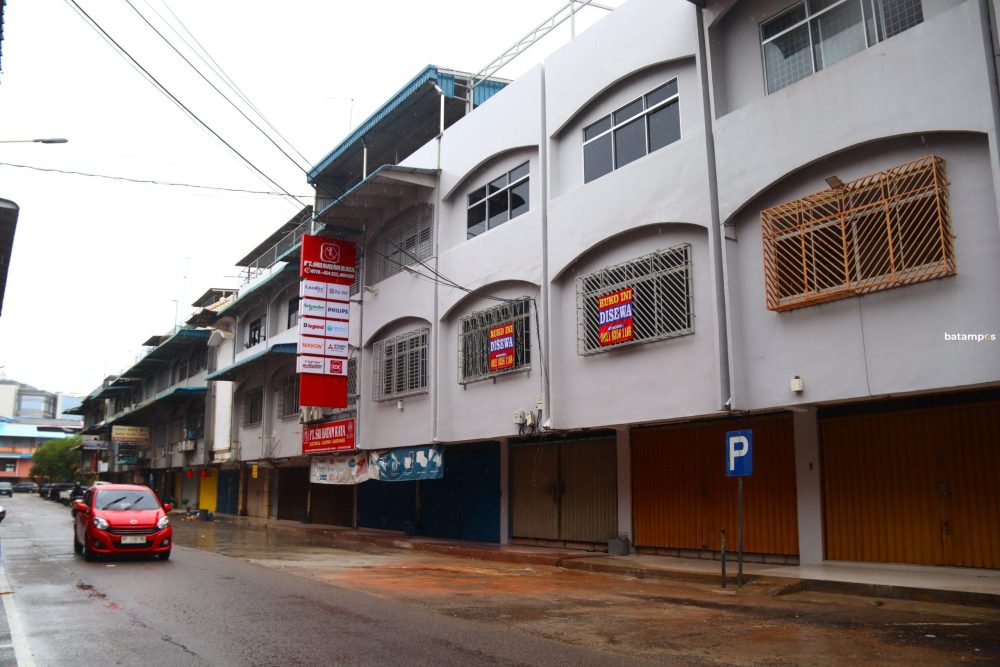 Pertokoan komplek Bumi Indah Nagoya terlihat sepi dan tutup, dikarenakan sebagian besar pemilik toko libur merayakan Tahun Baru Imlek, Selasa (17/2). F Cecep Mulyana/Batam Pos