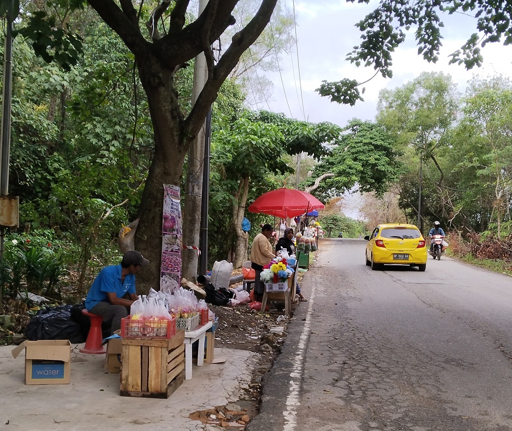 Pedagang kembang tabur melayani peziarah di TPU Sei Temiang, Sekupang, Batam, menjelang Ramadan. F. Rengga Yuliandra/Batam Pos