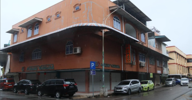 Pertokoan komplek Bumi Indah Nagoya terlihat sepi dan tutup, dikarenakan sebagian besar pemilik toko libur merayakan Tahun Baru Imlek, Selasa (17/2). F Cecep Mulyana/Batam Pos