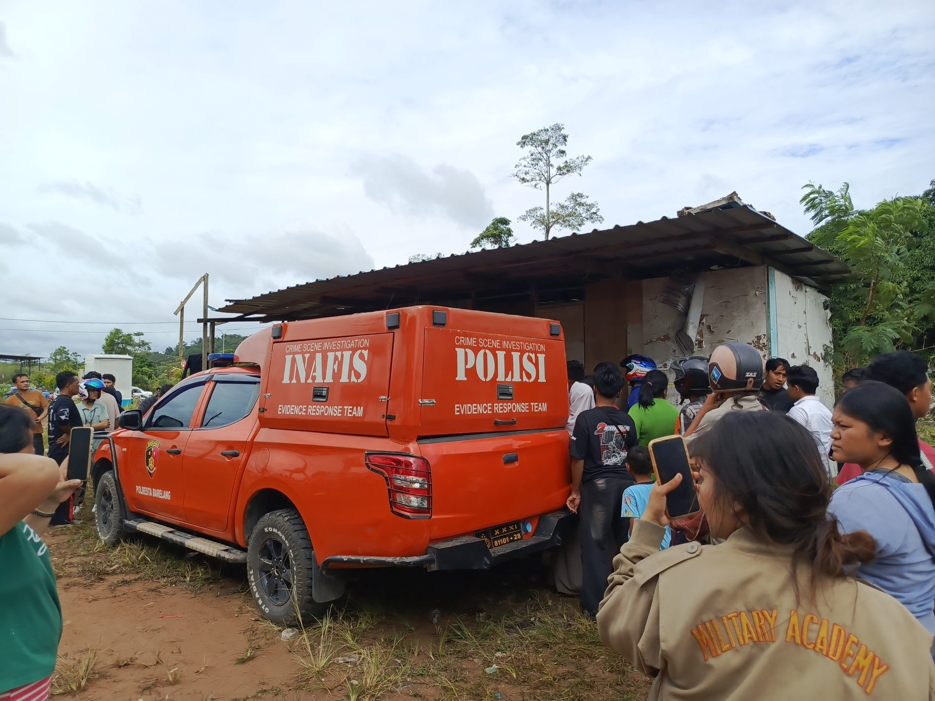 Tim Inafis Polresta Barelang mengevakuasi jenazh pemuda yang ditemukan tergantung di gudang kosong di Simpang Tobing. F. Eusebius sara/ Batam Pos