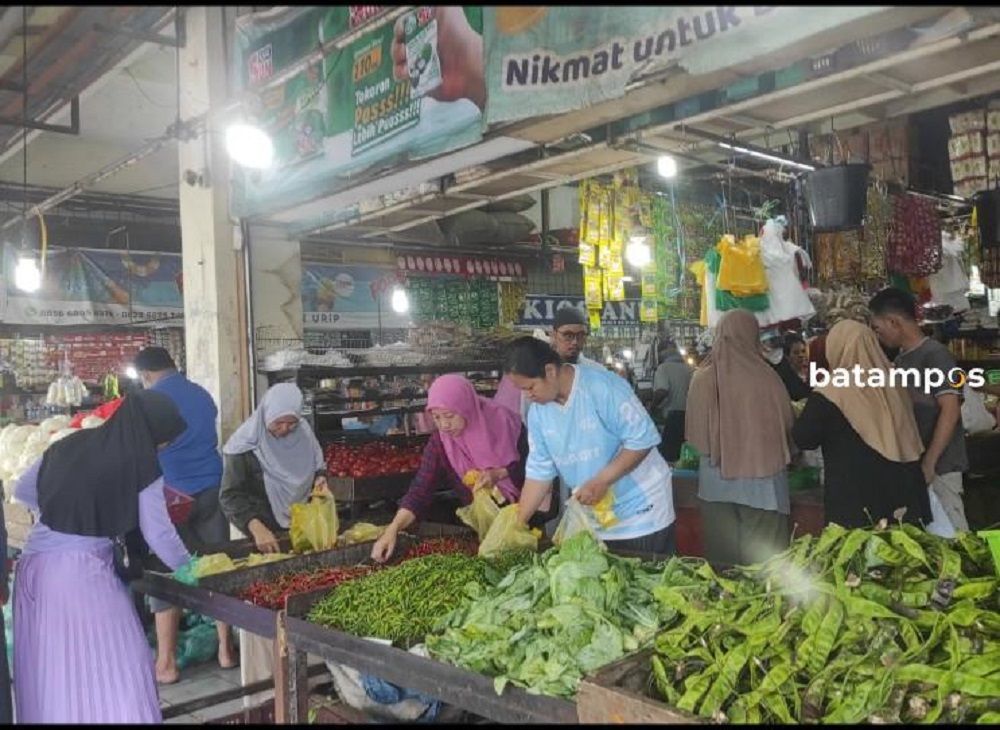 Warga sedang berbelanja kebutuhan pokok di salah satu pasar di Batam. F. Rengga Yuliandra/Batam Pos