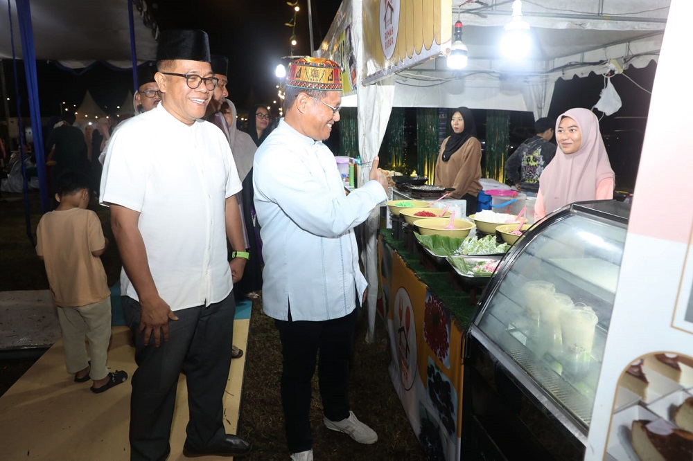Sekda Kota Batam, Firmansyah, didampingi Kepala Disbudpar Batam, Ardiwinata, meninjau stand bazar kuliner BR ke-7 di Taman Dang Anom, Batam Center, Selasa (17/2) malam. F. Diskominfo Batam untuk Batam
