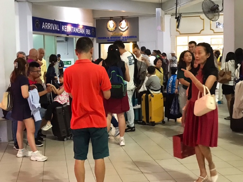 Kunjungan wisman asal Singapura dan Malaysia terlihat memadati area kedatangan di Pelabuhan Batam Center, Rabu (18/2). Arus wisman meningkat sejak momentum libur Imlek. F. M. Sya&rsquo;ban/Batam Pos
