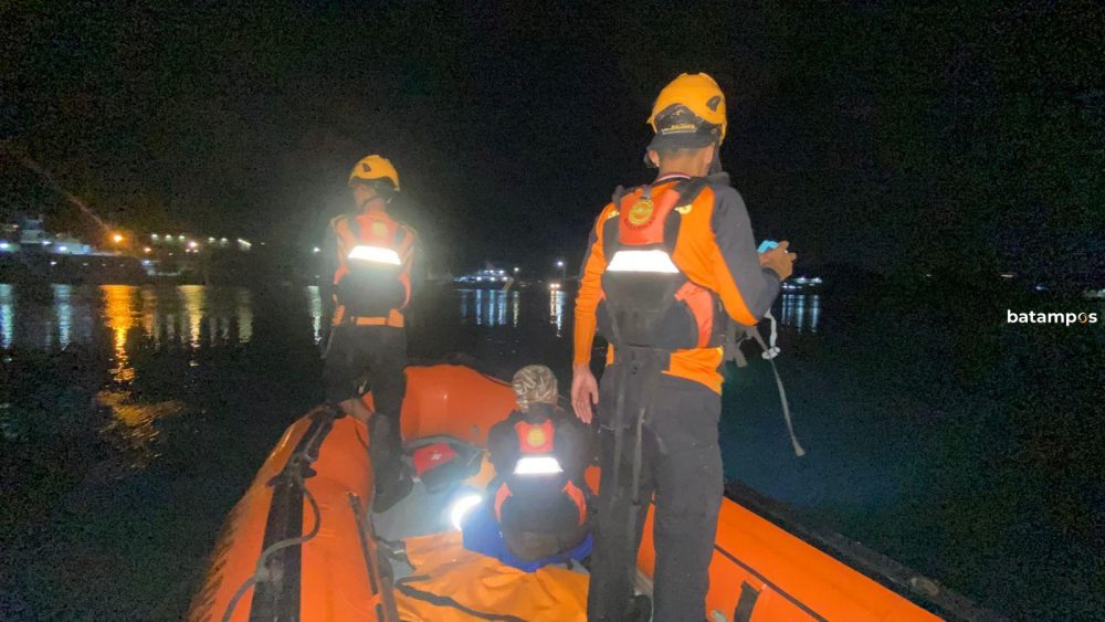 Pencarian pria yang terjun ke laut di kawasan Jembatan 3 Barelang, Rabu (18/2) petang.