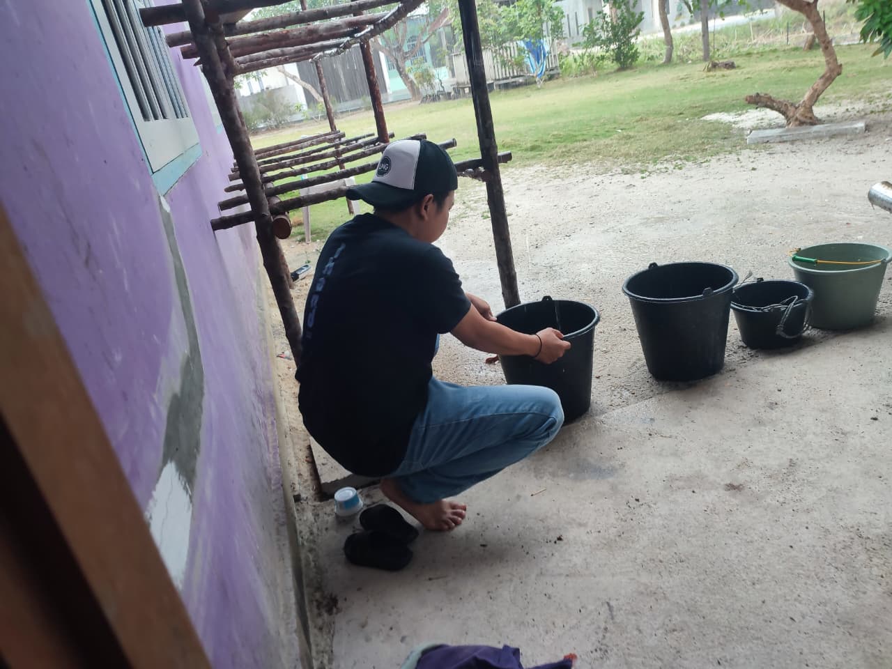 Warga saat menampung air hujan untuk kebutuhan sehari-hari, Selasa (17/2/2026). F. Vatawari/BATAM POS