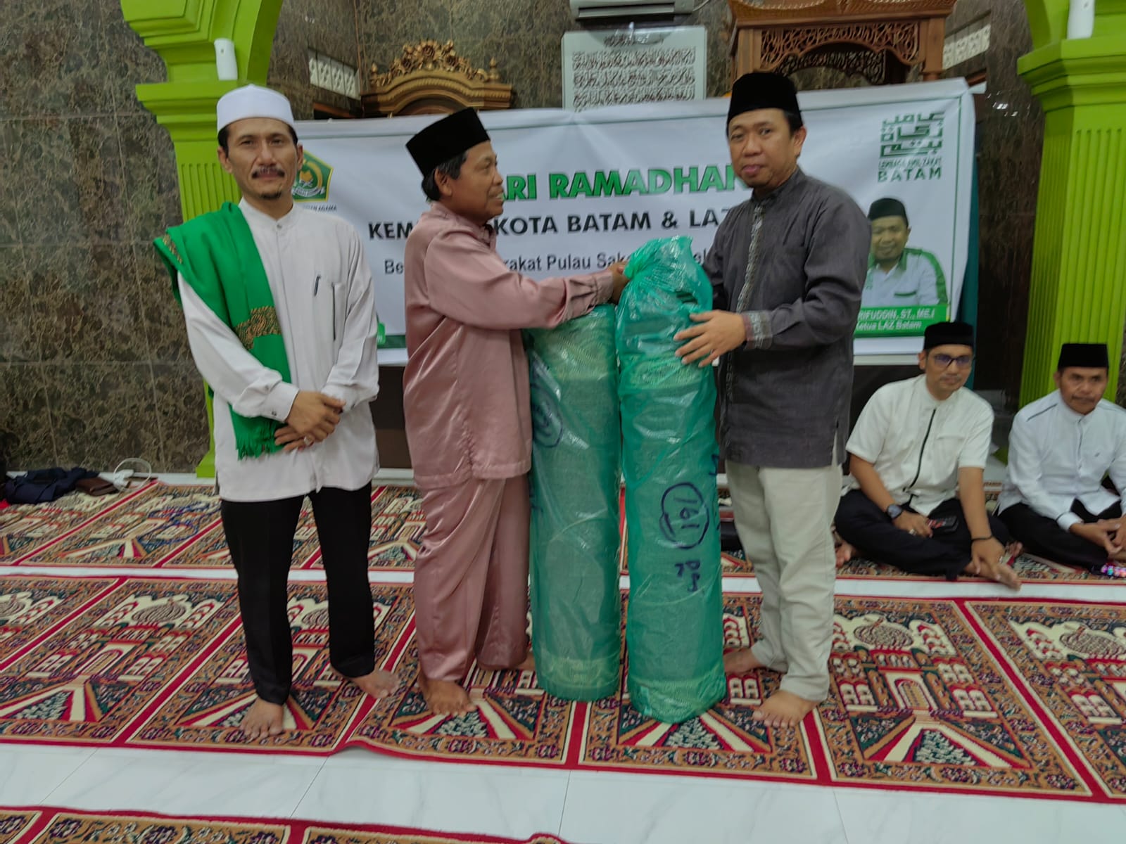 LAZ Batam menyalurkan puluhan gulung sajadah baru ke sejumlah masjid atau musala di Batam tahun lalu. Tahun ini, LAZ juga menyalurkan sajadah ke pelosok. f Istimewa