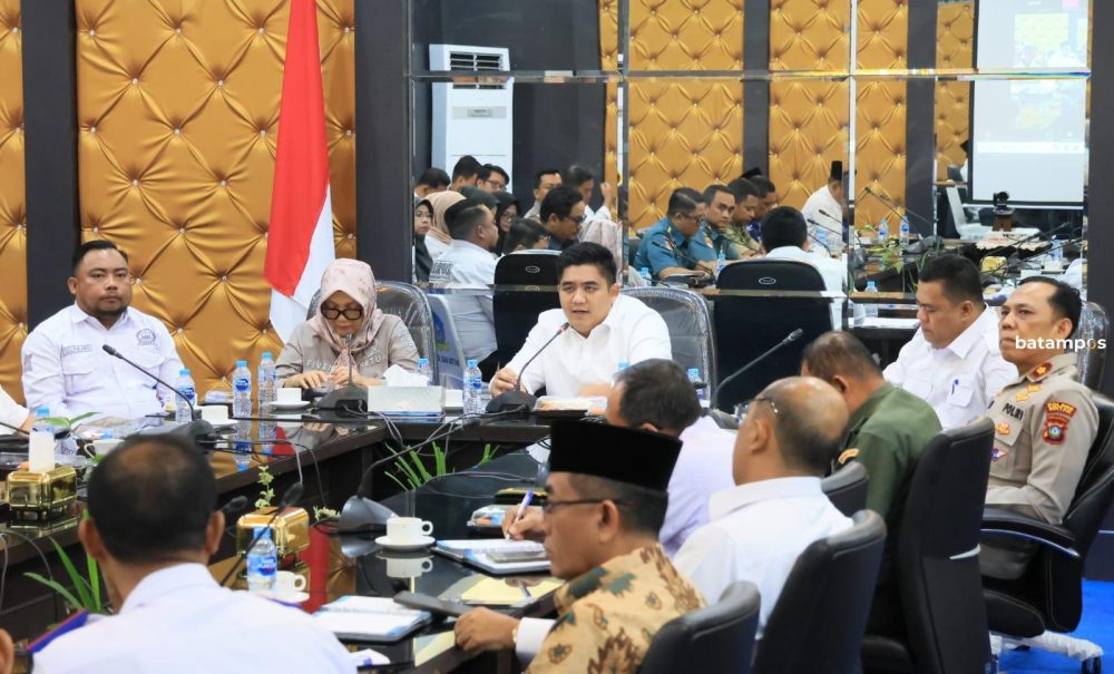 Bupati Bintan, Roby Kurniawan memimpin rapat koordinasi, Rabu (18/2) di Kantor Bupati Bintan. F. Zoko untuk Batam Pos