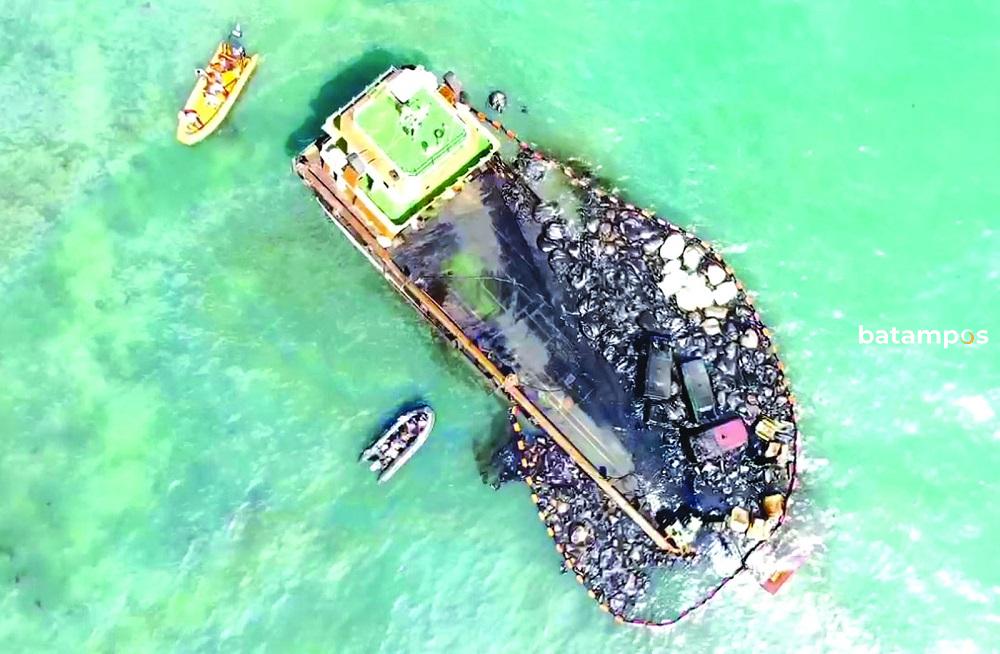 Kapal LCT Mutiara Galrib Samudera yang mengangkut limbah hitam kandas di perairan Dangas, Kelurahan Tanjung Pinggir, Sekupang.