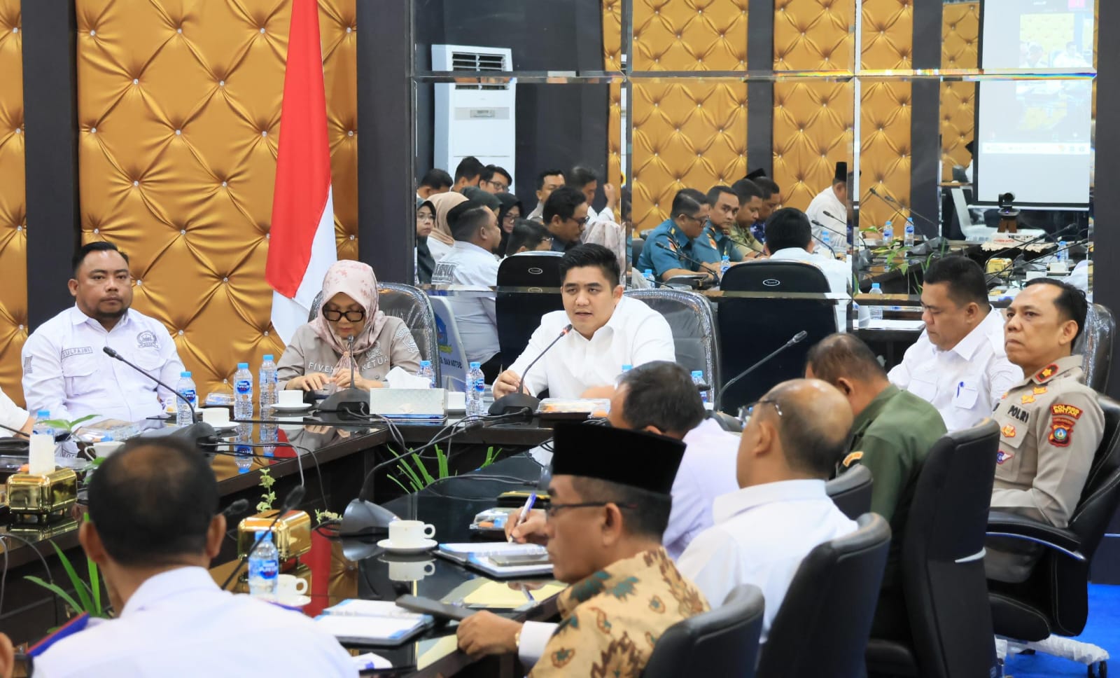 BUPATI Bintan, Roby Kurniawan memimpin rapat koordinasi, Rabu (18/2/2026) di kantor Bupati Bintan. F.Zoko untuk Batam Pos