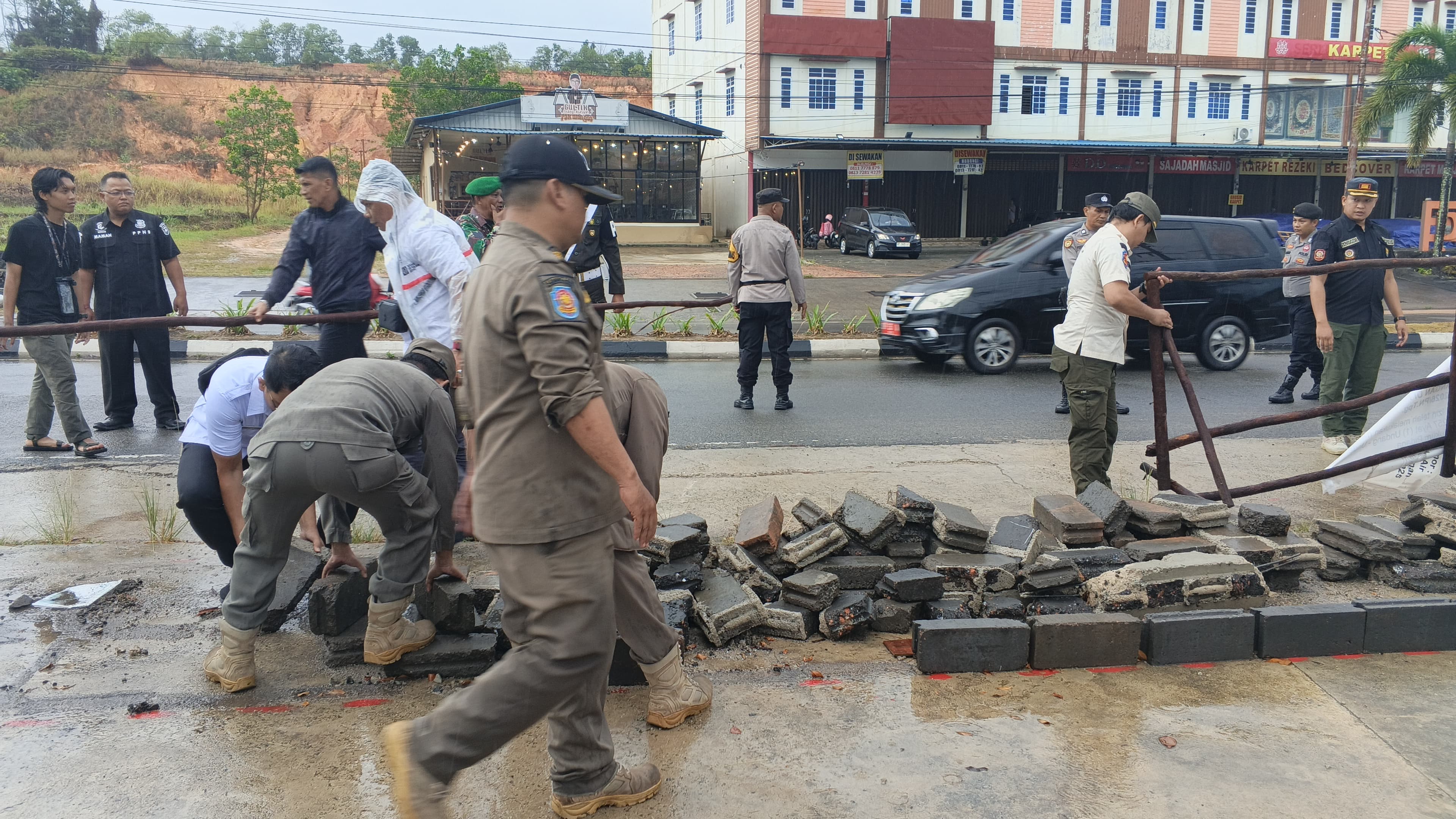 Petugas Satpol PP saat membongkar pagar pembatas di Jalan D.I Panjaitan Tanjungpinnag. F. Mohamad Ismail/Batam Pos