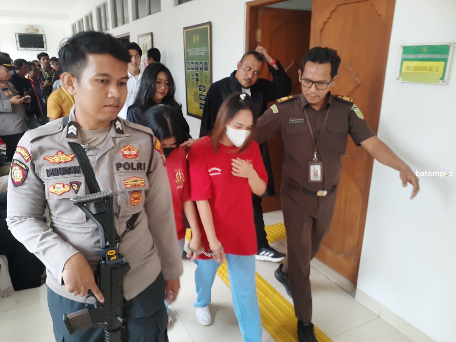 Roslina usai menjalani sidang di PN Batam, beberapa waktu lalu. Foto. Iman Wachyudi/ Batam Pos