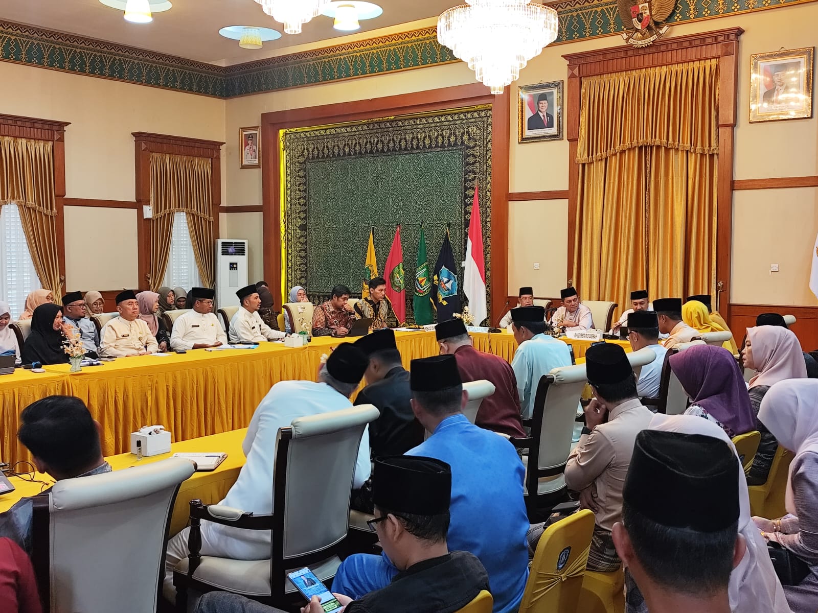 Gubernur Kepri saat memimpin rapat persiapan puncak event Kurma 2026 di Tanjungpinang, Jumat (20/2). F. Mohamad Ismail/Batam Pos
