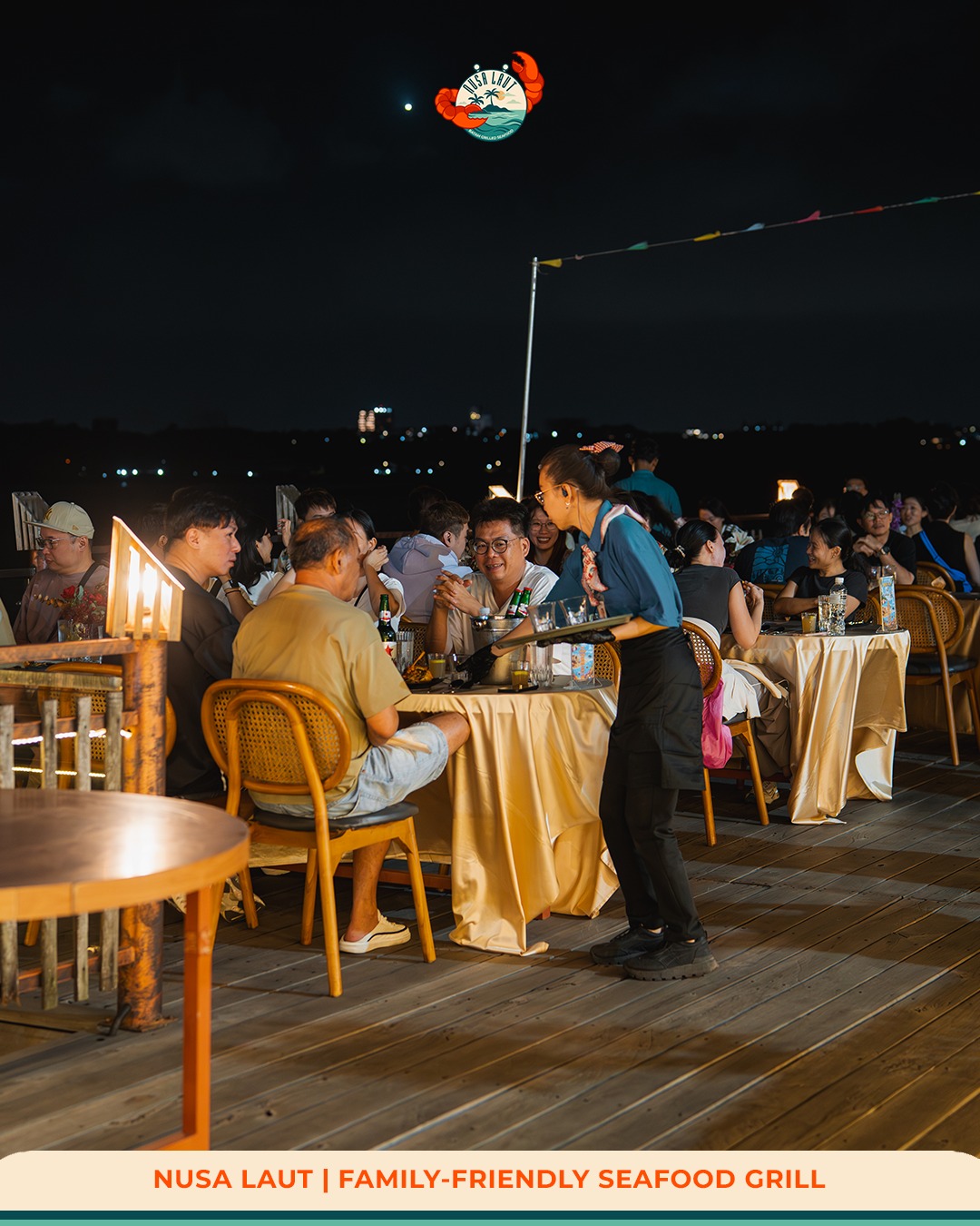 Suasana makan malam di Nusa Laut Batam.