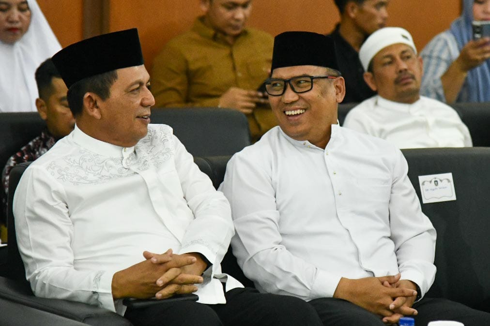 Gubernur Kepri, Ansar Ahmad berbincang bersama Wagub Kepri, Nyanyang Haris Pratamura belum lama ini. Hari Ini tepat satu tahun keduanya menjabat. F Diskominfo Kepri untuk Batam Pos