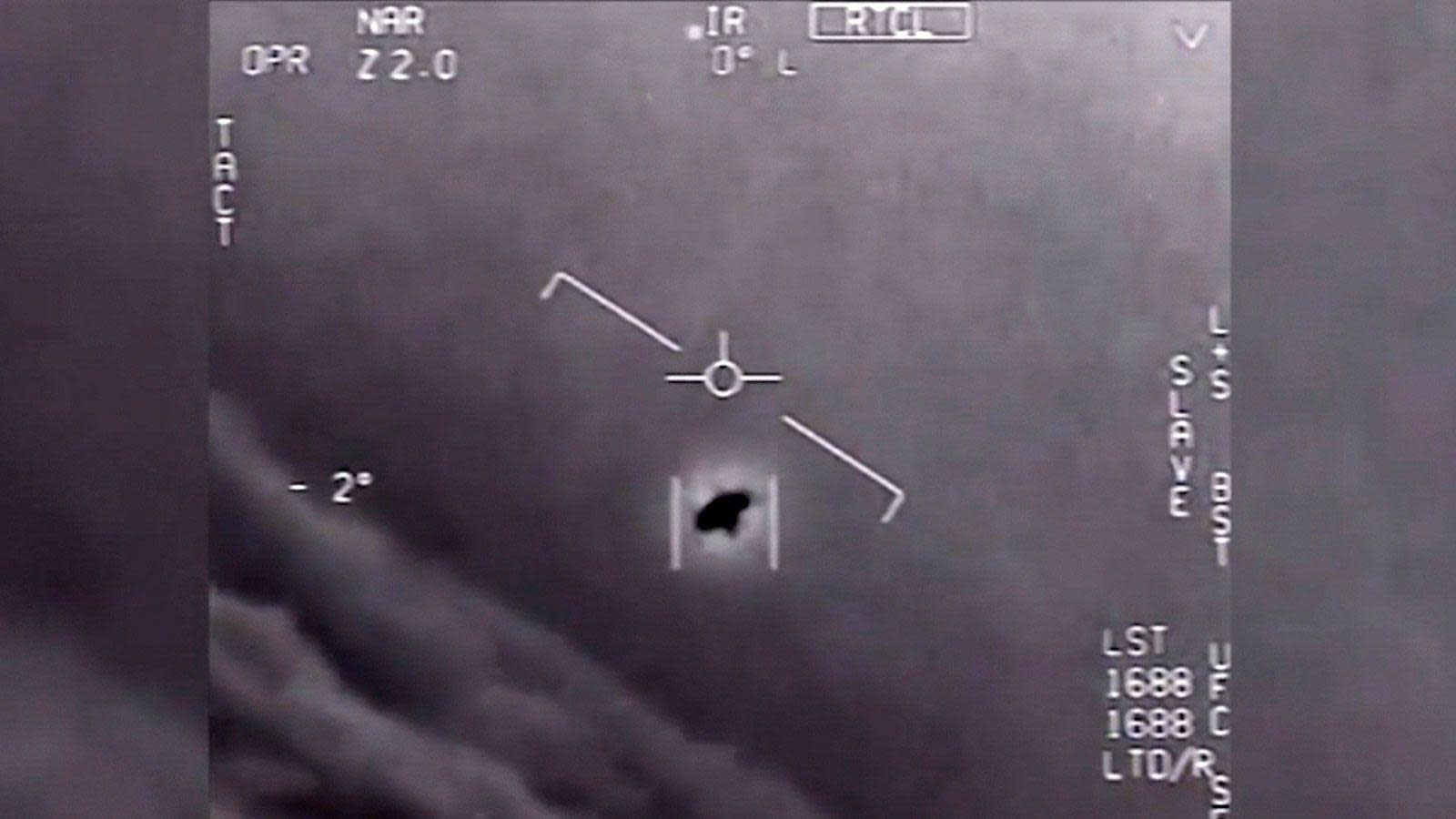 SESUATU benda yang bergerak di luar bumi yang dianggap UFO dan dikendarai alien. F Departemen Pertahanan AS via CBS News