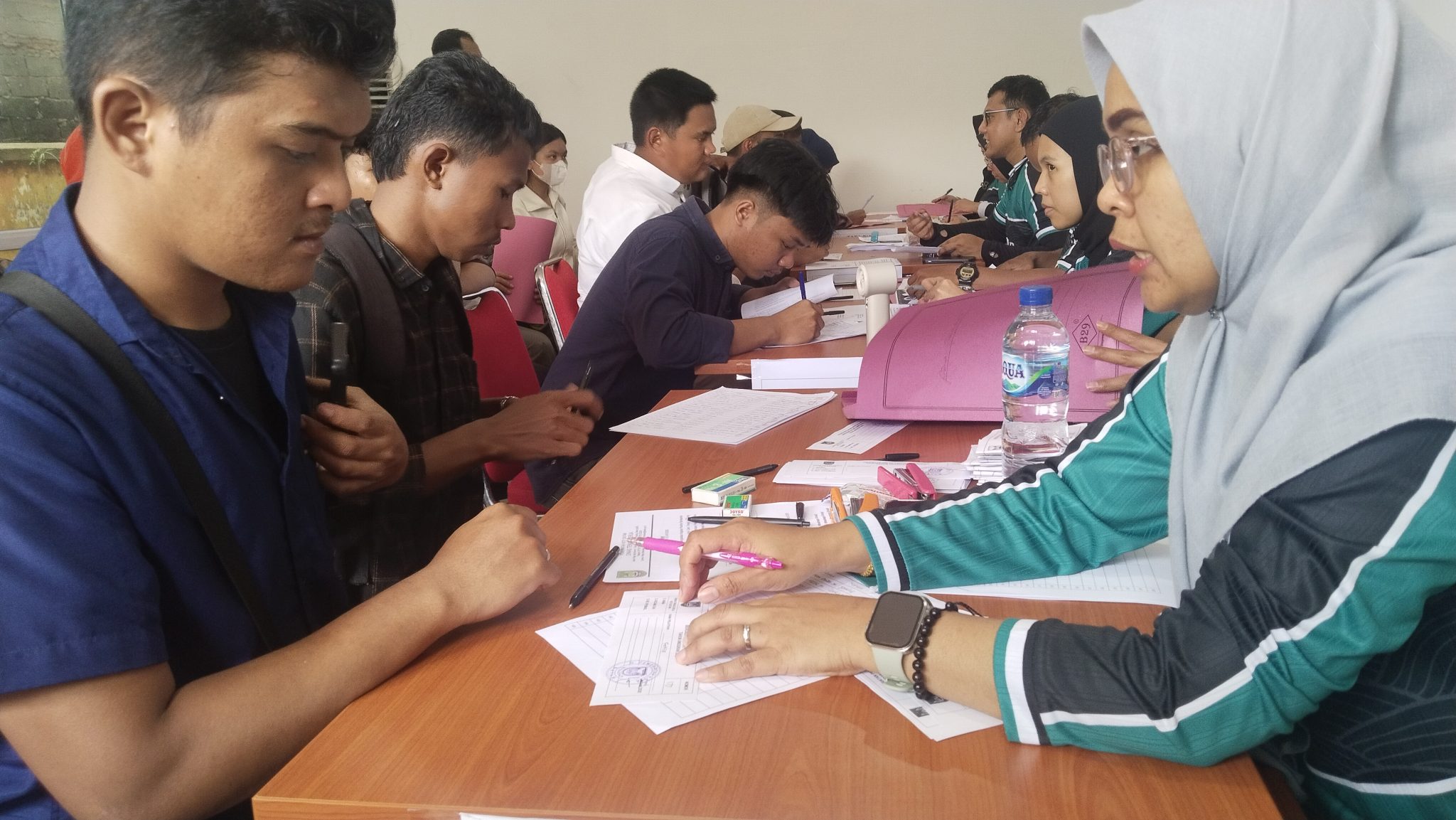Pencari kerja mendaftar untuk ikut pelatihan di kantor dinas tenaga kerja beberapa waktu lalu. F. Rengga Yuliandra/Batam Pos
