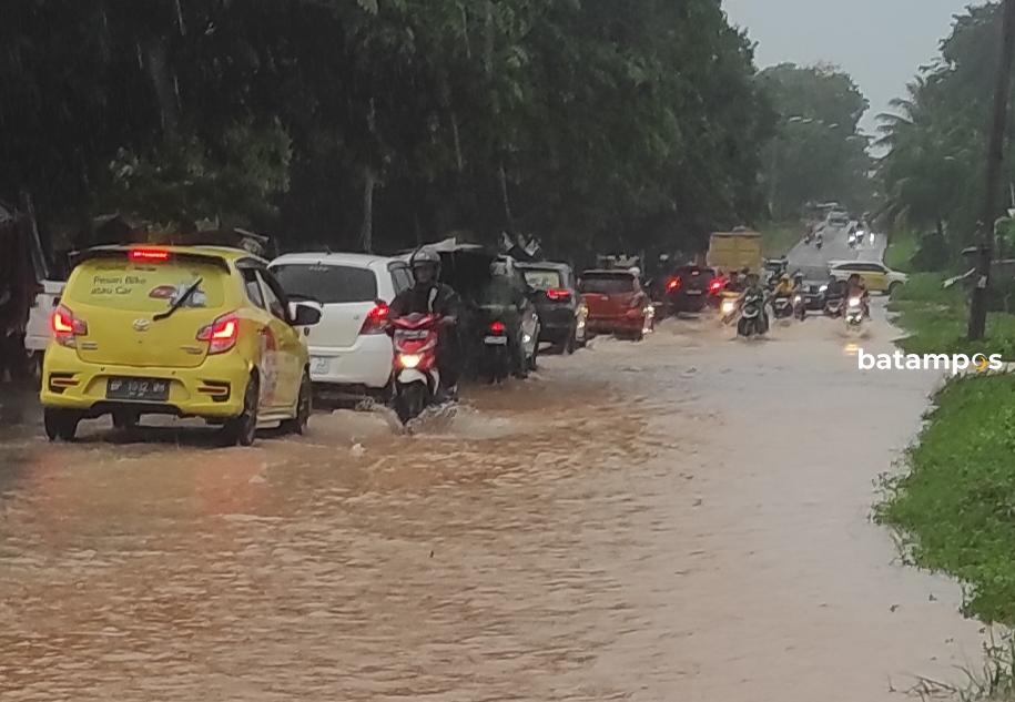 Ilustrasi. Banjir di Jalan Tengku Sulung depan Botania 1 dan Perumahan Taman Raya. Foto. Cecep Mulyana/ Batam Pos