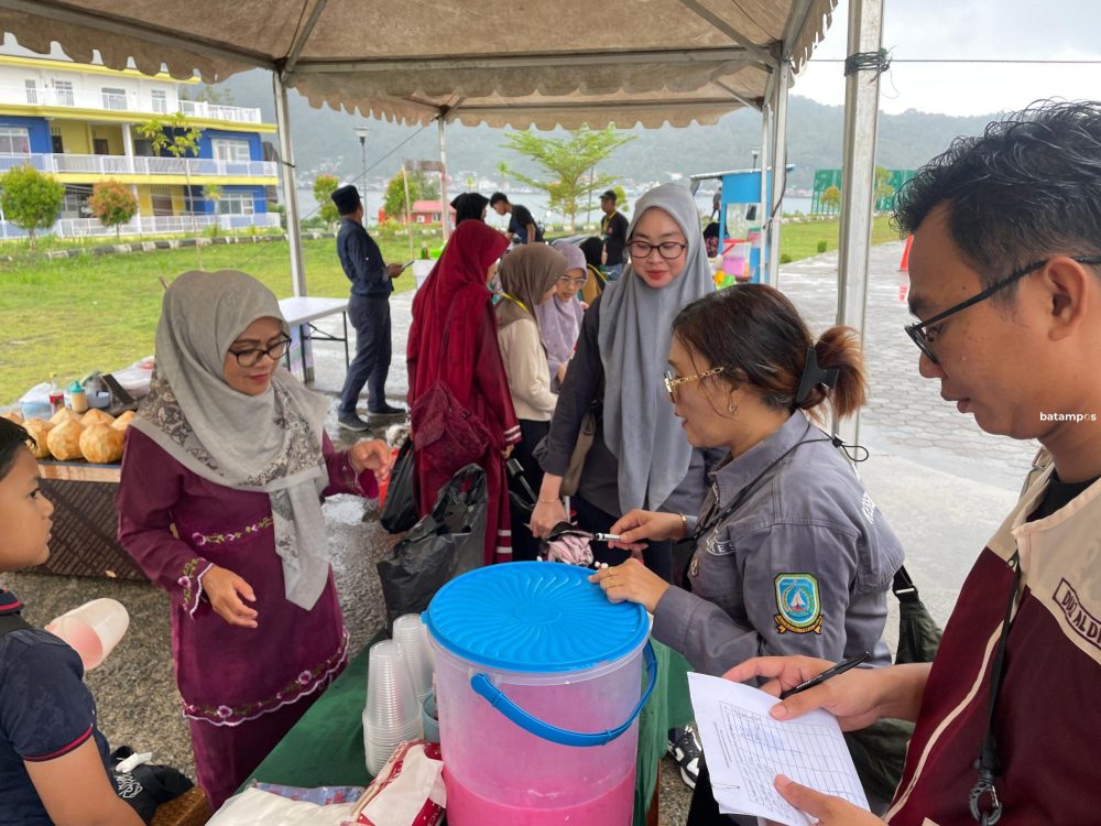 Petugas Dinkes Anambas mengambil sampel makanan dan minuman dari pedagang takjil di Pasar Tarempa, Minggu (22/2), untuk diuji kandungan bahan berbahaya selama Ramadan. F. Ihsan Imaduddin/Batam Pos 